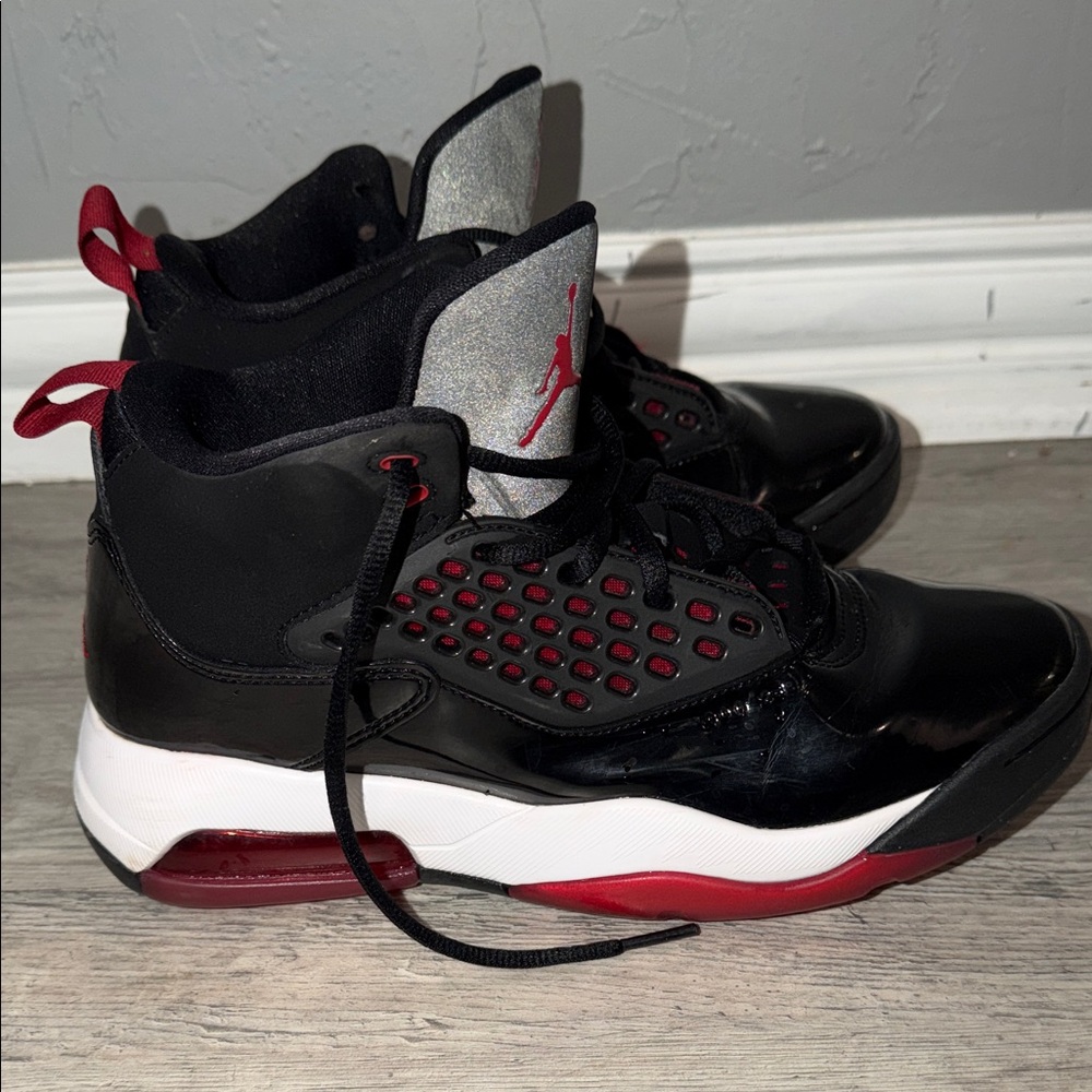 Jordan Youth Black and Red Sneakers - Picture 6 of 7
